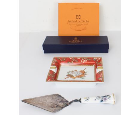 A boxed Limoges porcelain ashtray, plus a boxed Royal Worcester and EPNS cake slice (2)