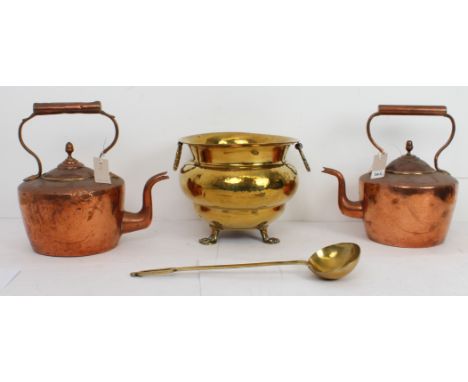 Two large copper kettles (33 cm high), a brass cauldron and a ladle. (4)