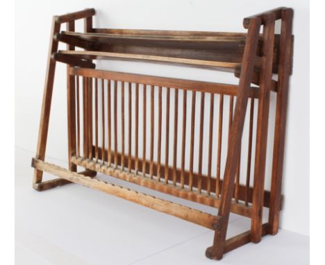 A vintage wall-hanging 24-plate plate rack (LWH 68.5 x 22.5 x 50.5 cm)