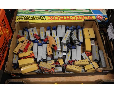 A tray containing loose and playworn various scale diecast models to include Lesney Matchbox, major pack No. 9, Hendrickson t