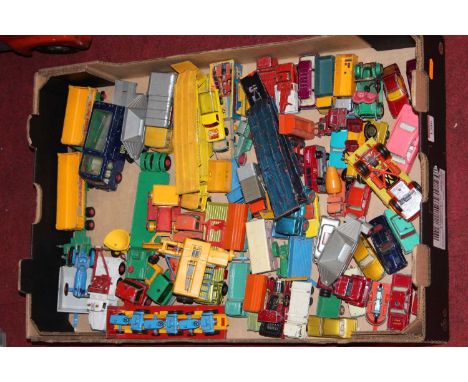 A tray containing loose and playworn Matchbox diecast models to include Kingsize No. K4 Fruehauf hopper, Kingsize No. K4 Leyl