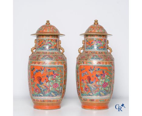 Asian Art, Chinese porcelain, a pair of Chinese Canton lid vases with a decor of birds, butterflies and flowers. 19th century