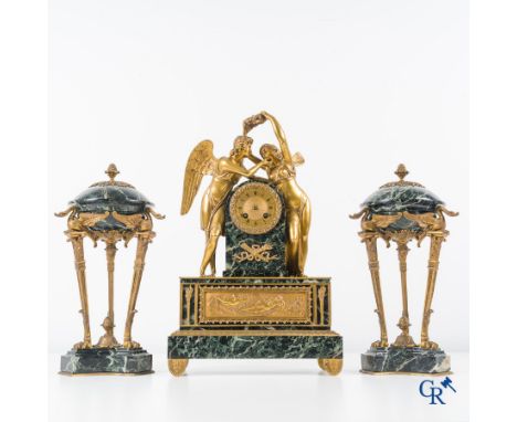 A 3-piece fireplace set in green veined marble and gilded bronze. Empire style. Circa 1900. | Clock: 50 x 32 x 11.5 cm.Cassol