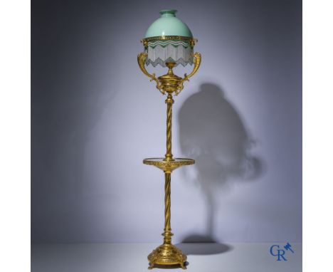 A floor lamp in bronze, onyx and opaline. Around 1900. | 197 x 50 cm.