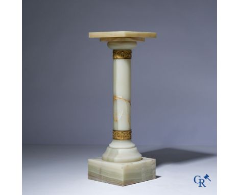 A pedestal in onyx and bronze with a pivoting platform. circa 1920. | 93 x 30 x 30 cm.
