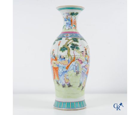 Asian Art, a finely crafted Chinese famille rose vase with warriors. Marked. | Hoogte: 58 cm. | Condition: Good condition.