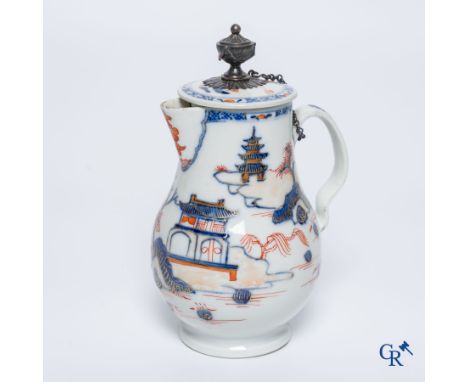 Asian Art: A Chinese silver mounted imari style lid jug. Qianlong period. | Height: 20 cm.