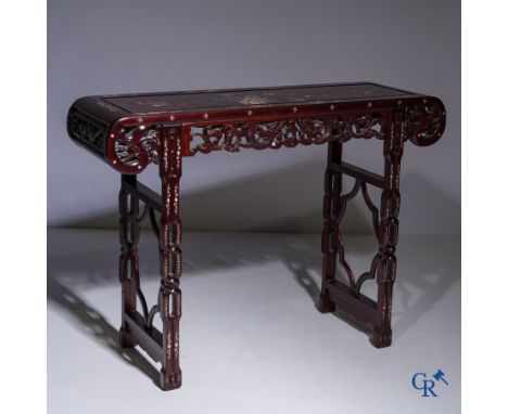 Asian Art, a wooden console with mother-of-pearl inlays. 20th century. | 92 x 126 x 40 cm.
