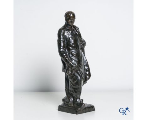 Leon Sarteel (1882-1942) "L'homme de peine" Bronze statue with dark patina. Signed L. Sarteel. | Height: 44 cm.