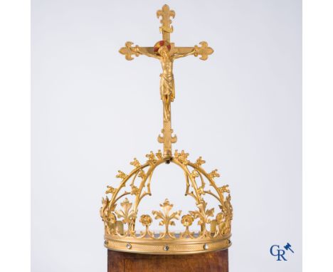 Religious objects, a large neo-Gothic niche in wood and gilded bronze. | 174 x 40 x 22 cm.