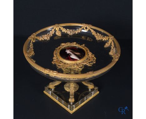 Exceptional LXVI style center piece in finely gilded bronze, Limoges enamel and crystal. Circa 1920. | 19.5 x 28.5 cm.