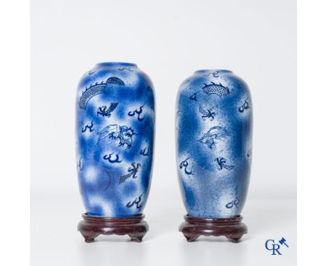 Asian Art, Chinese porcelain, 2 Chinese vases with dragon decor. Kangxi mark. | Height: 19 cm. | Condition: 1 vase with bakin