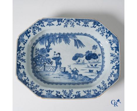 Asian Art, Chinese porcelain, a large Chinese octagonal dish in blue and white porcelain. Qianlong period. | 30 x 37,5 cm. | 