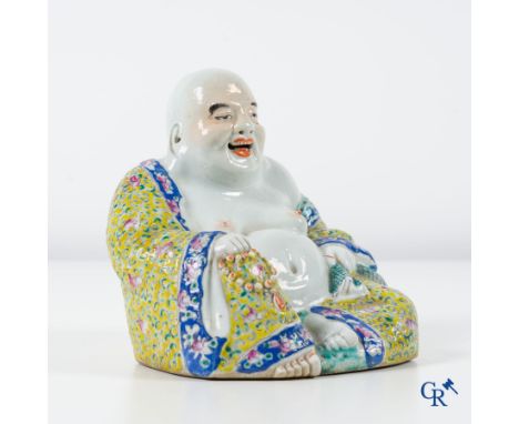 Chinese porcelain, a Chinese famille rose figure of Buddha, with seal mark. 19th century. | 16.5 x 17 x 14 cm. | Condition: G