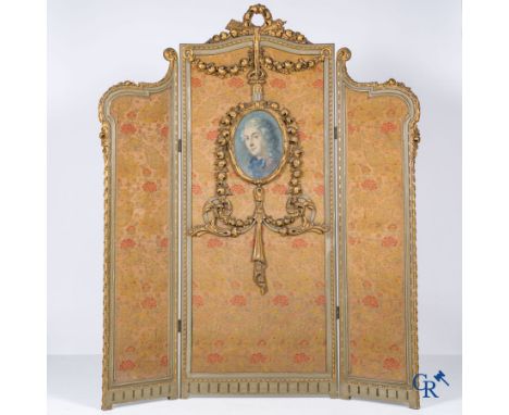 Exceptional wood sculpted room screen with a medallion in LXVI style. Circa 1920. | 190 x 158 cm.