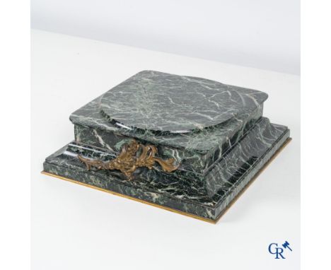 A pedestal in green veined marble with bronze fittings. Around 1900. | 10.5 x 32.5 x 32.5 cm.
