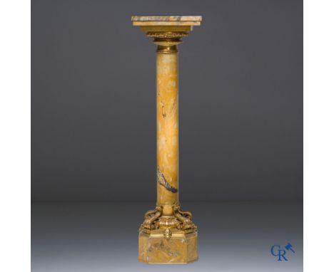 A pedestal in onyx and gilded bronze. Around 1920. | Height: 110 cm.Plateau: 30 x 30 cm.