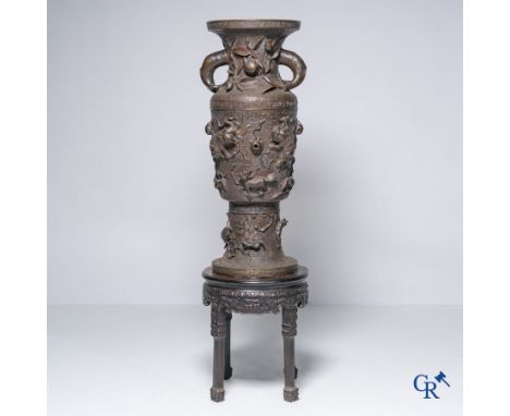 Asian Art, an imposing bronze Chinese vase on a plinth in Chinese hardwood. | Vase: 93.5 x 42 cm.Base: 47.5 x 42 cm. | Condit