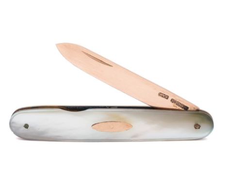 A George V 9ct gold and mother of pearl folding fruit knife: maker John Yeomans Cowlishaw, Birmingham, 1921: of traditional d