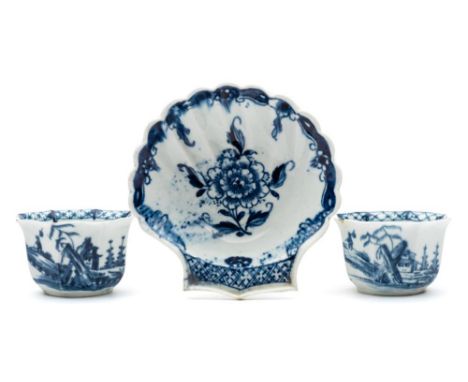 A Lowestoft blue and white scallop shell pickle dish and a pair of First Period Worcester octagonal teabowls: the shell dish 