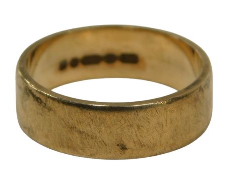 A 9ct gold wedding band, of plain design, ring size M, 4g.