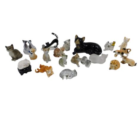 A collection of pottery, porcelain and glass model cats, factories including Beswick, Beswick and Finnish Art Glass. (1 tray)