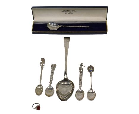 Assorted silver wares, comprising a Victorian silver fiddle pattern serving spoon, four white metal teaspoons, each stamped 9