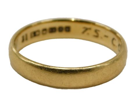 An 18ct gold wedding band, of plain design, Sheffield 1952, ring size J½, with internal inscription, 2.6g.