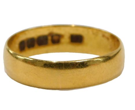 A 22ct gold wedding band, of plain design, ring size O½, 3g.