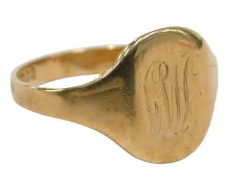 A 9ct gold signet ring, the oval ring head bearing the initials RM, rubbed, ring size W, 4g.
