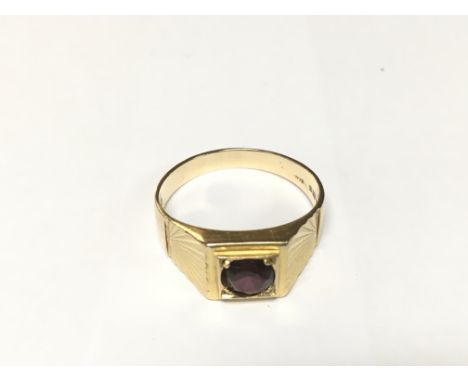 9 ct Garnet starburst shoulders ring. 4.26 grams. Size W.