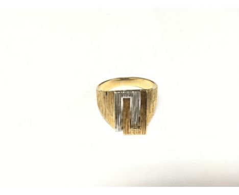 18 ct yellow and white gold retro ring. 8.78 grams.