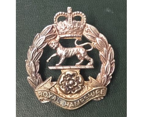 A vintage sterling silver officers cap badge for the Royal Hampshire Regiment. Manufactured in silver and silver gilt, with 2