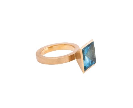 ATELIER HAGENAU Ring mit Aquamarin von ca. 6,8 ct, KP: 2.745 €, GG 18K mattiert, 12,3 gr, RW: 55, 21. Jh., Tragespuren, Handa