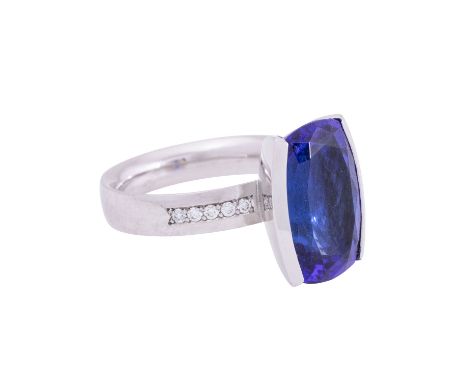 Ring mit hochwertigem Tansanit von schöner Farbe, ca. 15x10 mm, flankiert von kleinen Brillanten zus. ca. 0,1 ct, WG 18K, 9,3