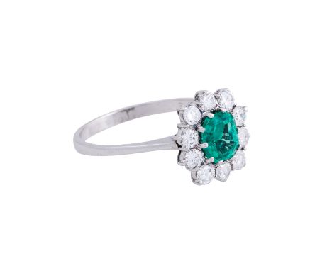 Ring mit Smaragd umrandet von 10 Brillanten zus. ca. 0,80ct ca. LGW(I)/VS-SI, WG 18K 3,7 gr., RW: 60, Ende 20. Jh., Tragespur