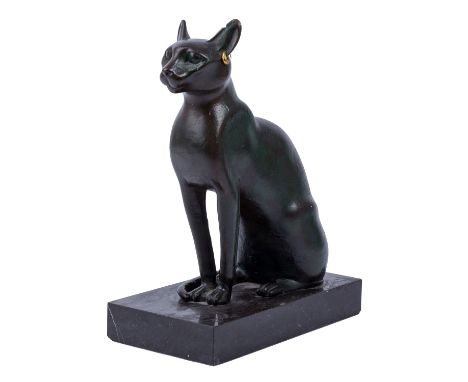 BRONZESTATUETTE Bronze/Granit, Bronzestatuette, die die Göttin Bastet in Form einer Katze darstellt, die auf ihrem Hinterteil