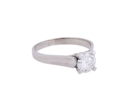 Ring mit Brillant ca. 1 ct, ca. FW (G)/P1, Fluoreszenz: schwach, facettierte Rundiste, großes Natural unter d. Rundiste, WBW: