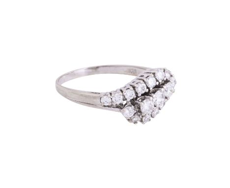 Ring mit Brillanten zus. ca. 0,8 ct, ca. WEISS (H)/P1, 14K WG, 3,6 gr, RW: 59, 2. Hälfte 20. Jh., leichte Tragespuren.| Ring 