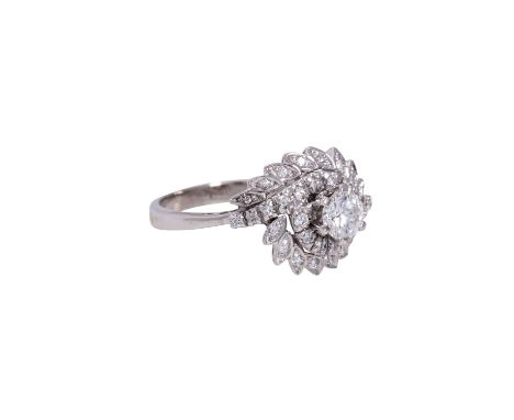 Ring mit Brillant 0,5 ct und weitere Diamanten zus. ca. 0,25 ct, davon 18 Brillanten und 15 im Achtkantschliff, ca. WEISS-LGW