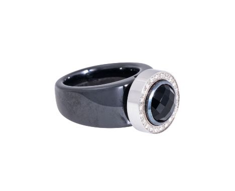 CHARLOTTE by EHINGER SCHWARZ Ring mit Onyx im Schachbrettschliff umrandet von Brillanten, gefasst in Edelstahl. Ringschiene a