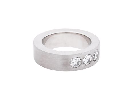 Ring mit 3 Brillanten von zus. ca. 1,5 ct, ca. WEISS (H)/VS, WG 18K, 38,5 g, RW: 66, Ringschienenprofil rechteckig 8x4 mm, au