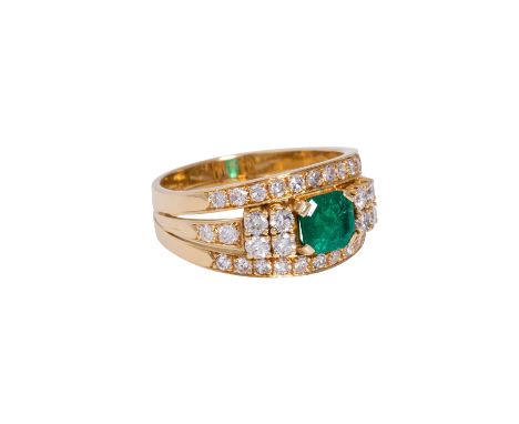 Ring mit achteckigem Smaragd und Diamanten von zus. ca. 0,8 ct, mittlere Farbe und mittlere-geringe Reinheit, davon 10 Brilla