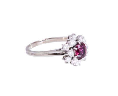 Ring mit Rubin und Brillanten zus. ca. 0,5 ct, mittlere Farbe u. Reinheit, WG 18K, 4,1 gr, RW: 57, 2. Hälfte 20. Jh., leichte