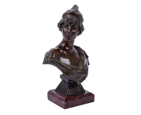 VILLANIS, EMMANUEL (1858-1914) "Lucrèce" Büste einer eleganten, gekrönten Dame, braun und grün patinierte Bronze auf schmalem