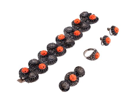 Set aus asiatischem Filigranschmuck mit Koralle geschnitten in runder Flechtknotenform, Silber 73,8 g, bestehend aus Ring Wei
