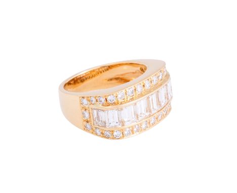 Ring mit Diamanten von zus. ca. 1,12ct, davon Baguette Diamanten von ca. 0,90ct und Brillanten von ca. 0,22ct mit jeweils gut