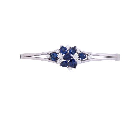 Armreif mit feinen Saphirtropfen und Brillanten von zus. ca. 0,65 ct, ca. LGW (I-J)/VVS, Saphire zus. ca. 2,5 ct, WG 18K, 31,
