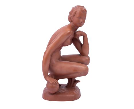 GOLDSCHEIDER WEST-GERMANY "Hockender Frauenakt mit Ball" 1950-1960 Entwurf von Adolf Prischl, Keramik, braun staffiert, Model