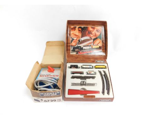 A Marklin Mini-Club train set, 8900, a Mini-Club driving controller, 6729, scale Z, both boxed. (2)